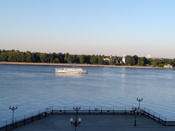 View from the Volga Embankment, Yaroslavl. Local river ferry passing / Волжская Набережная г. Ярославль / Picture by Galina Evstifeeva