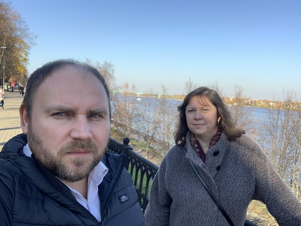 Reminder that summers in Yaroslavl are sunny and warm. Our friends Alexksei and Olga — in Ярославль. Набережная р. Волги.