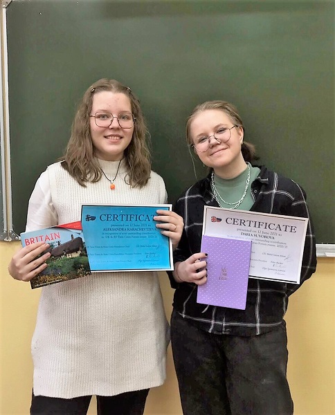 Aleksandra Karachevtzeva and Daria Suvorova of Yaroslavl, with their certificates for outstanding contributions to UK and RF Forum events 2020 - 2021